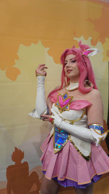 cosplayeur devant le fond photobooth