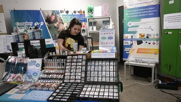 Stand de boutique cosplay à Japan Impact 2026 en Suisse avec perruques et lentilles exposées
