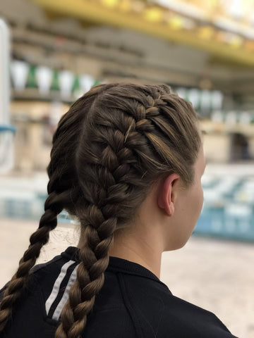 Fille avec tresses plaqués cheveux long