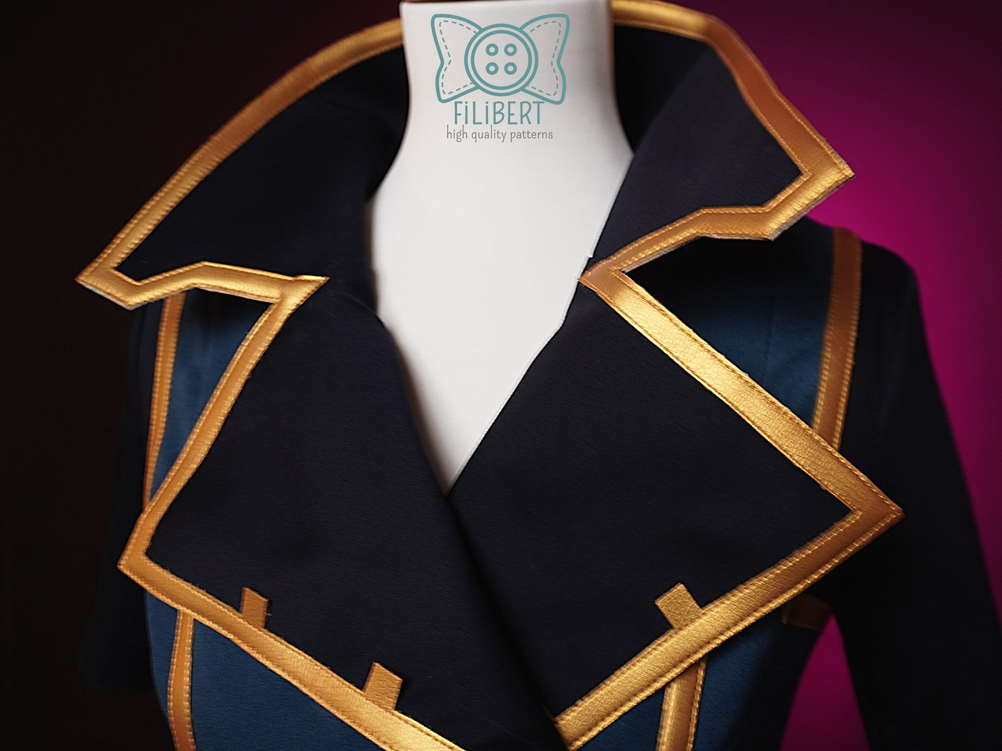 Finitions dorées et bordures veste cosplay Vi